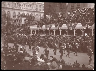 1899年にニューヨークのフィフスアベニューにあるデューイパレードで群衆と行進している軍事グループの様子（銀ゼラチンプリント）